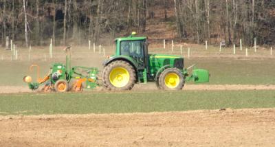 John Deer a sečka Amazon p. Millera z Rychnova, řídí p. Dědek